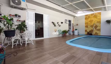 Linda casa com 3 dormitórios, 2 vagas com piscina.