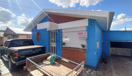 Casa com 3 dormitórios e amplo pátio e garagem