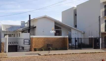 Casa alto padrão, quatro dormitórios, uma suíte, três banheiros, seis vagas de g