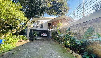 Casa 3 dormitórios (1 suíte), 264m² de área útil, localizada no bairro Perpetuo