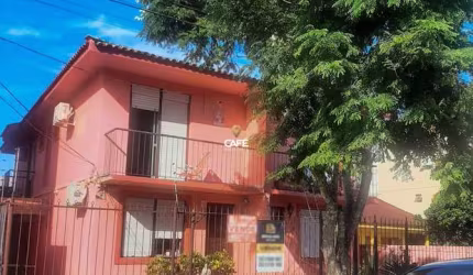 Casa sobrado, bem localizada em Camobi!