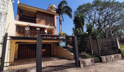 Casa de 430m² de área privativa de 4 dormitórios , pátio , piscina e 04 vagas de