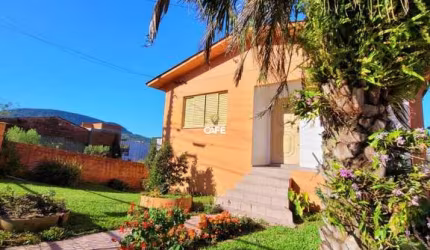 Casa espaçosa no bairro Camobi, com 3 dormitórios, área útil de 242m²