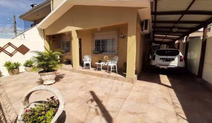 Casa de 03 dormitórios sendo 01 suíte , pátio , piscina e 3 vagas de garagem