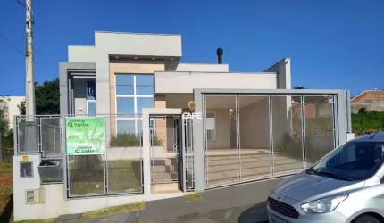 Linda Casa Ampla De 3 Dormitórios, Suíte, Sala de Estar, Sala de Jantar, 3 Banhe