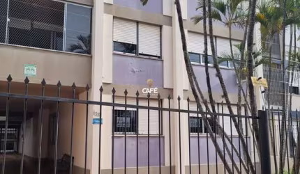 Apartamento central amplo  com sacada de frente