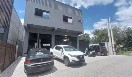 Sobrado Amplo Composto por uma Sala Comercial Térrea Ampla e mais 2 Apartamentos