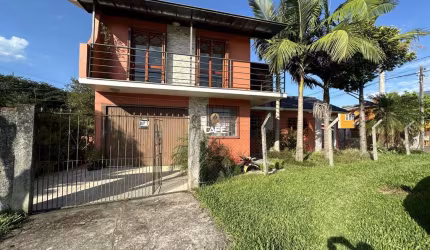 Ampla Casa 3 dormitórios 2 vagas garagem pátio para possivel piscina
