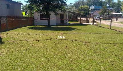 Casa 2 dormitórios com pátio