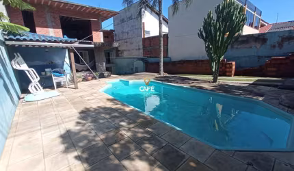 Casa Ampla De 148 m², Possui 2 Dormitórios, Sala de Estar, Banheiro Social, Cozi