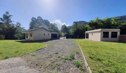 Chácara De Meio Hectare, Possui 2 Casas, Localizada No Distrito De Pains.