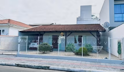 Casa 2 dormitórios em Balneário Camboriú!