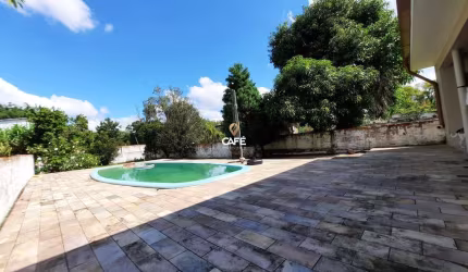 Casa com pátio e piscina