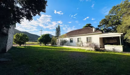 Residência e pavilhão com muita natureza próximo a UFSM