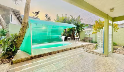 Casa com 2 suítes + 1 dormitório, garagem p/ dois carros. Bairro São Vicente, em