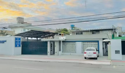 Casa central em Itajaí! Locada para empresa!