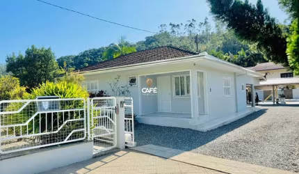 Linda casa em Nova Trento com 2 suítes + 2 dormitórios, piscina e vaga de garage