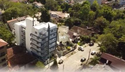 Apartamento 2 dormitórios, suíte, churrasqueira e uma vaga de garagem.