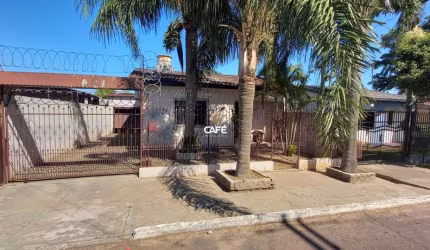 Ótima casa  com piscina à venda no Bairro Parque Pinheiro Machado