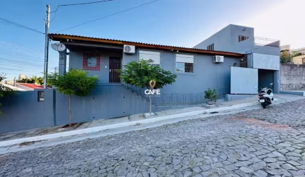 Casa de 4 dormitórios com piscina e espaço gourmet