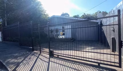 Casa Comercial De 170 m², Composta Por 3 Salas, 2 Banheiros, Cozinha, Área de Se
