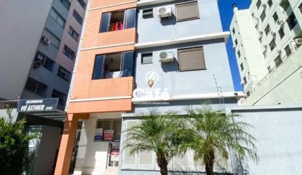 Cobertura com 2 dormitórios e 1 box no Centro.