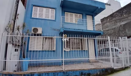 Apartamento Amplo De 3 Dormitórios, Sala Ampla, Banheiro Social, Cozinha, Área D