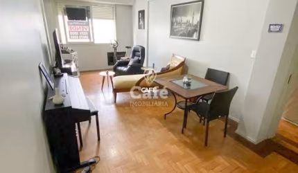 Amplo apartamento reformado no centro de Santa Maria com 2 dormitórios mais depe