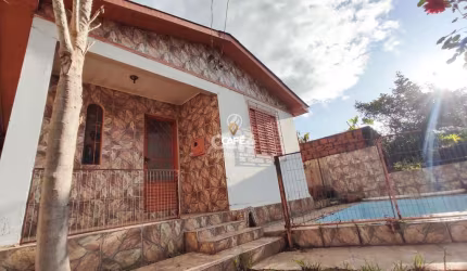 Casa com três dormitórios, garagem, com Pátio FINANCIÁVEL!