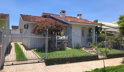 Casa semi mobiliada com 3 dormitórios, sendo uma suíte, lareira, área gourmet co