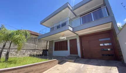 Casa com 3 dormitórios , extenso pátio com piscina.
