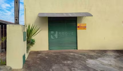 Casa com salão comercial na Vila Cavinato