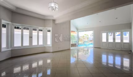 Casa em condomínio à venda no bairro Villa San Marino