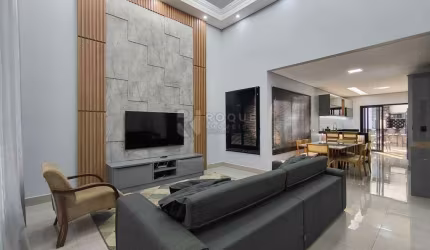 Casa em condomínio de porteira fechada