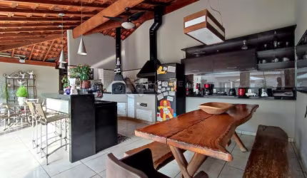 Excelente residência na Vila Teixeira Marques