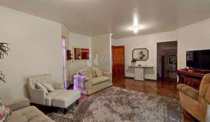 Excelente Sobrado de esquina na Vila Cristovam, próximo a Santa Casa.