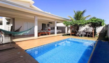 Casa em condomínio com 3 suítes.