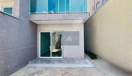 Linda Casa Geminada de 03 quartos com suíte e ótimo padrão de acabamento do Bairro Cabral