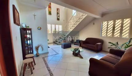 Casa com 5 quartos sendo 2 suíte com 5 vagas de garagem no bairro João Pinheiro.