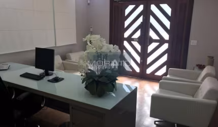 Casa com 12 Salas Comerciais, 2 Vagas de Garagem, no Bairro Castelo