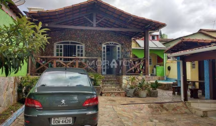 Casa com 3 quartos sendo 1 suíte e 6 vagas de garagem no Bairro Camargos.