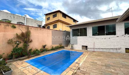 Belíssima casa em lote de 360m², com 3 quartos com suíte , closet, piscina e churrasqueira e loja em anexo