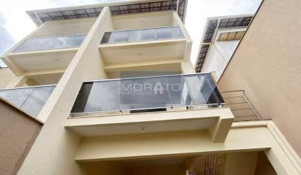 Excelente Casa geminada de 3 quartos com suíte 04 vagas no Bairro Cabral