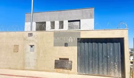 Oportunidade!!!Casa de 03 quartos com suíte , 02 vagas e amplo espaço externo no Xangri-lá