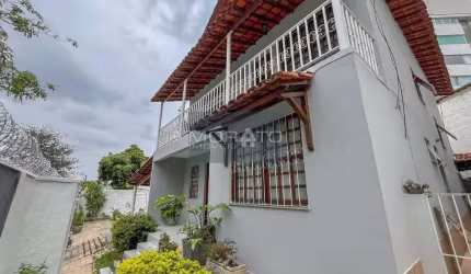 Casa 5 Quartos, 2 Suítes, 4 Vagas de Garagem no Bairro Dona Clara