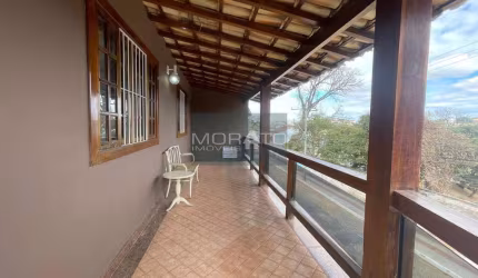 Casa com 4 quartos sendo 1 suíte com 4 vagas de garagem no bairro Alípio de Melo.