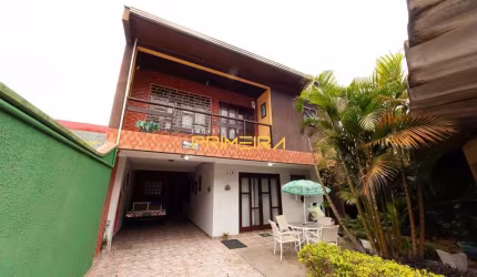 Sobrado no Bacacheri com 2 suítes e 400m²