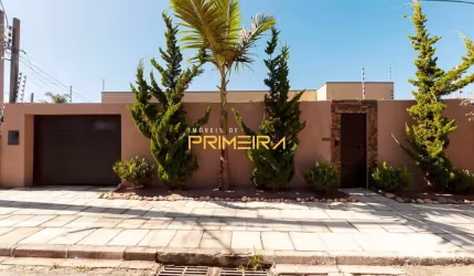 Casa em Santa Felicidade com piscina e 3 suítes .