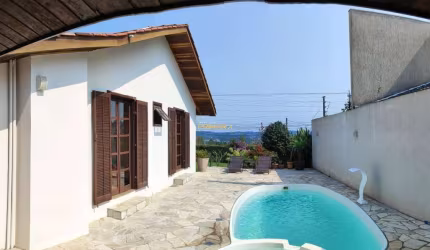 Casa com piscina em Quatro Barras.