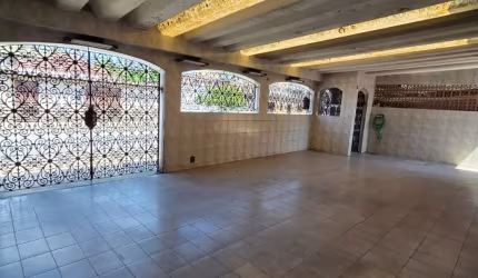 CASA AMPLA E AREJADA, COM EDICULA PRONTA PARA MORAR.